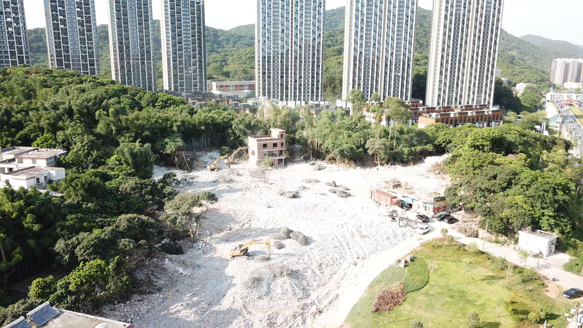 嶺頭公司舊村全面改造項(xiàng)目于2020年6月11日啟動(dòng)羌洞片區(qū)拆補(bǔ)方案表決、簽約、交房、拆除工作。僅10天內(nèi)完成全片91棟私人房屋簽約，至6月25日全片區(qū)完成交房，至7月25日全片區(qū)拆除完畢。